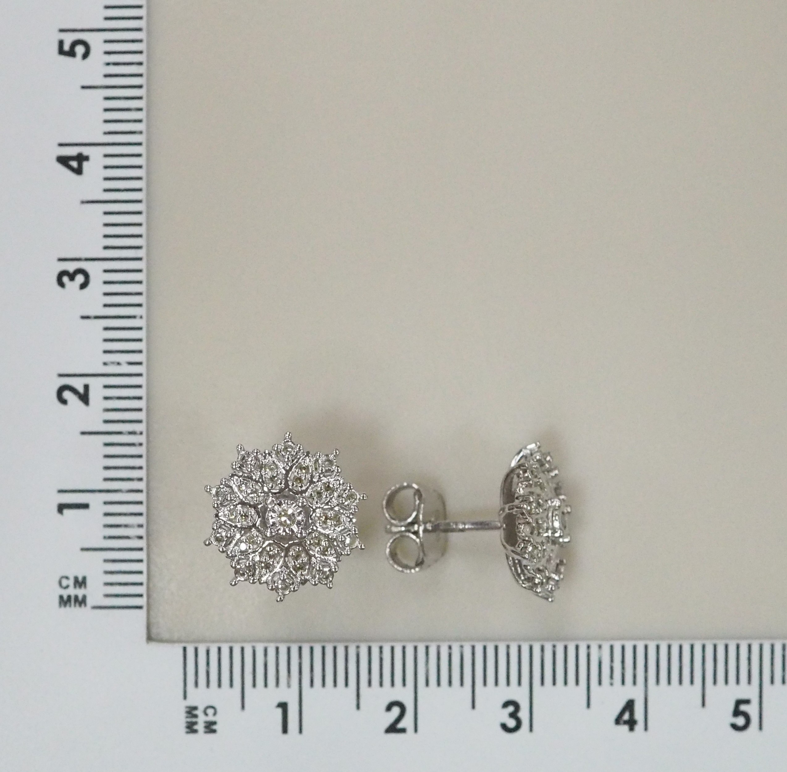 Серебряные серьги-пусеты с бриллиантами